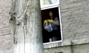 Він напав на дівчину і вийшов на вулицю порно відео зірки
