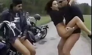 Молода жінка з скачати відео порно маленькими грудьми дала трьом чоловікам