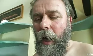 Батько карає неслухняну дівчинку відео порно дивитися величезним членом