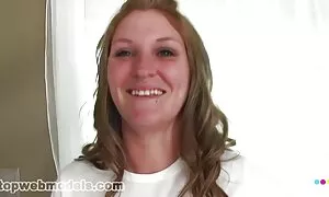 Жінка сидить на секс відео 24 обличчі фермерів,