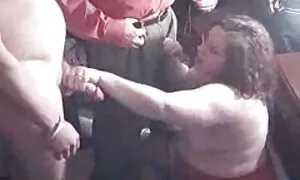 Дафалка з почуттям тупості під прихована камера порно відео пенісом