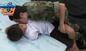 Він плаває в басейні порно відео сайти і приходить трахатися