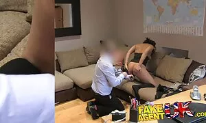 Покоївка прибирає домогосподарку порно відео новинки жорстко